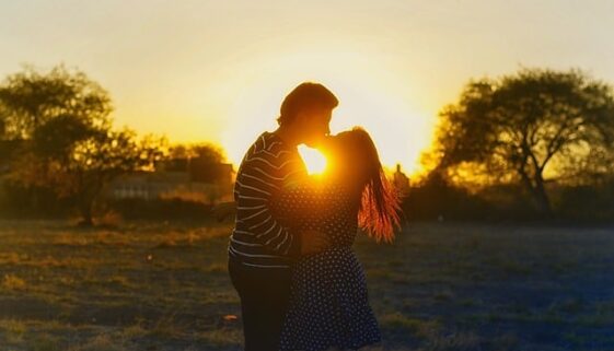 kissing-couple-1148914_640