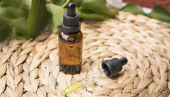 cbd-oil-5358403_1920_klein