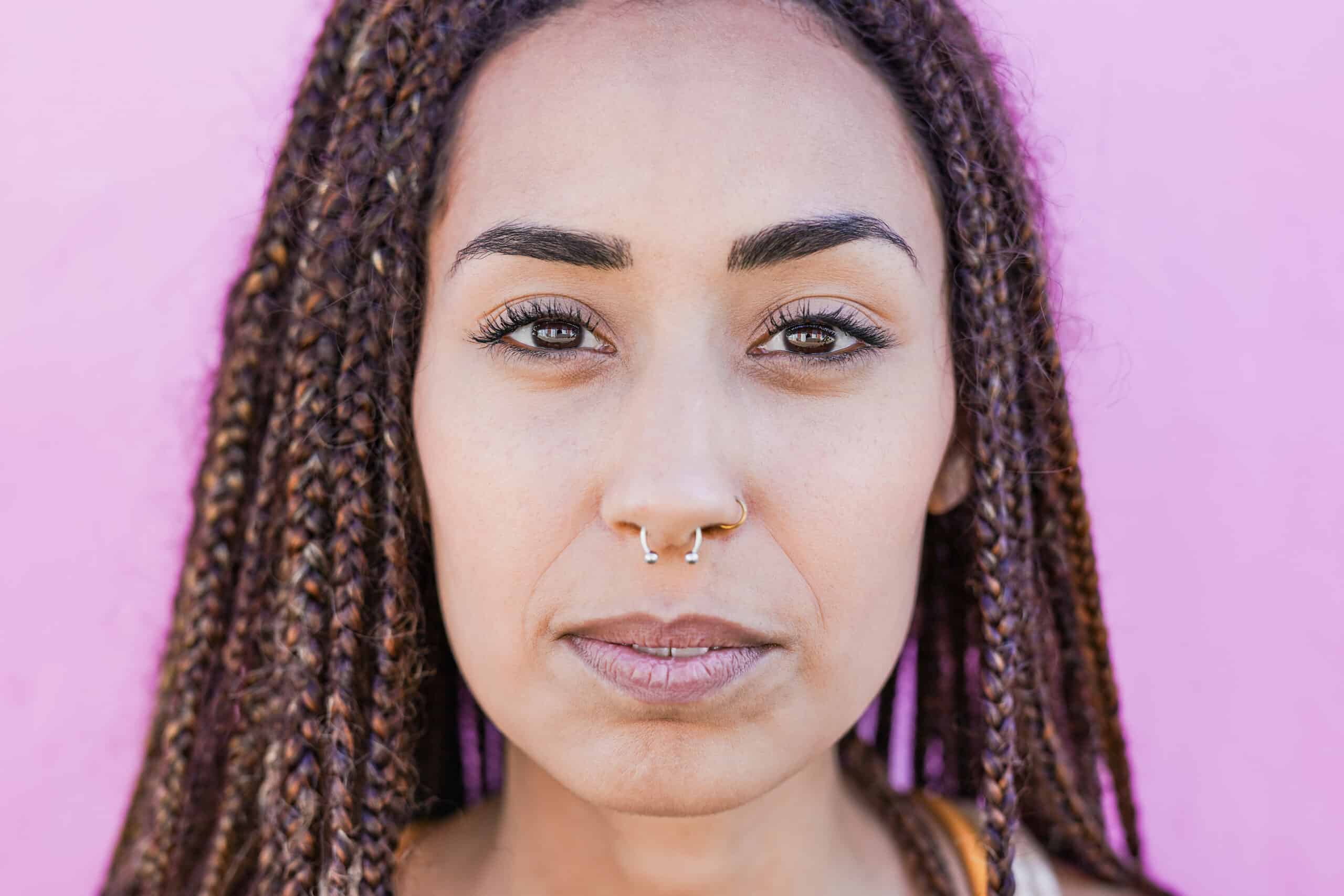 Frau mit Piercing