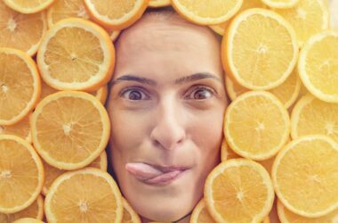 Lächelnde Frau mit Orangen