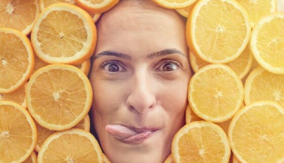Lächelnde Frau mit Orangen