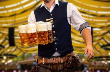 Kellner mit Masskrügen