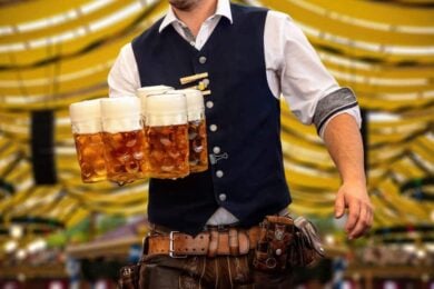 Kellner mit Masskrügen
