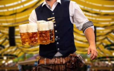 Kellner mit Masskrügen