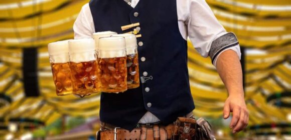 Kellner mit Masskrügen