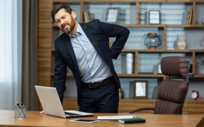 Mann mit Rückenschmerzen