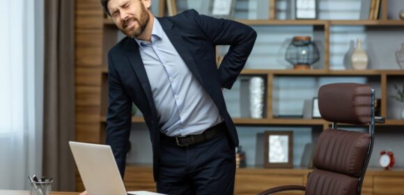 Mann mit Rückenschmerzen