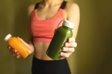 Frau Zeigt Smoothies