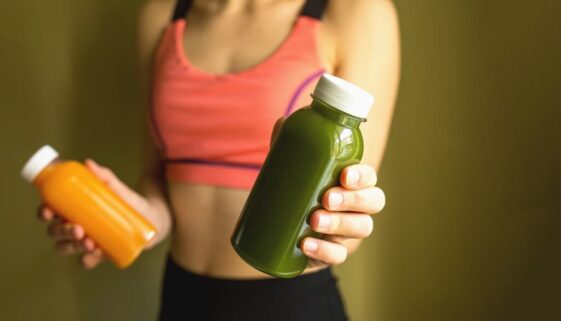 Frau Zeigt Smoothies