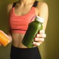Frau Zeigt Smoothies