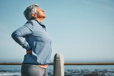 Frau mit Osteoporose