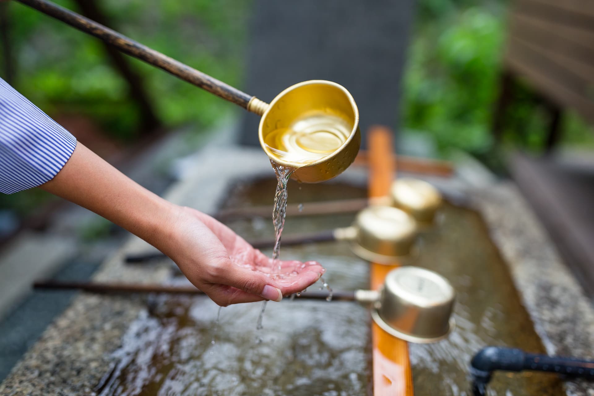 water-purification-at-entrance-of-the-japanese-tem-2026-01-09-07-38-15-utc-2